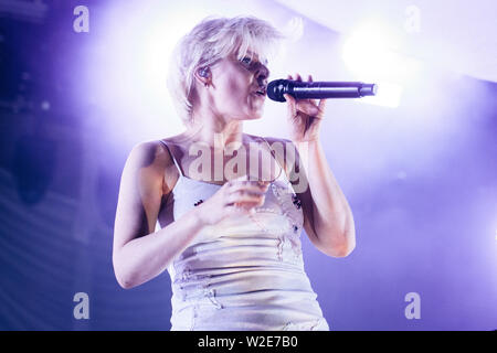 Roskilde, Dänemark. 06. Juli, 2019. Die schwedische Sängerin Robyn führt ein Live Konzert während der dänischen Musik Festival Roskilde Festival 2019. (Foto: Gonzales Foto-Malthe Ivarsson). Stockfoto