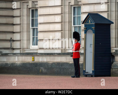 Englisch guard patrouilliert am Buckingham Palace Stockfoto