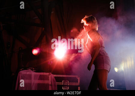 Roskilde, Dänemark. 06. Juli, 2019. Die schwedische Sängerin Robyn führt ein Live Konzert während der dänischen Musik Festival Roskilde Festival 2019. (Foto: Gonzales Foto-Malthe Ivarsson). Stockfoto