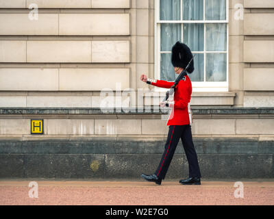 Englisch guard patrouilliert am Buckingham Palace Stockfoto