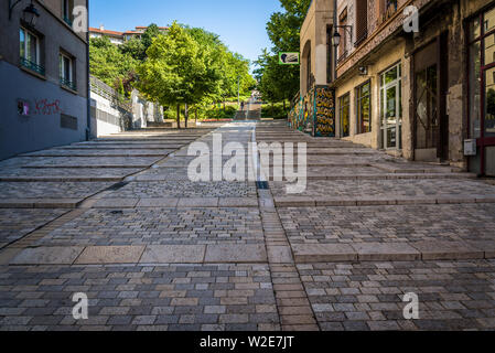 Rue Burdeau in La Croix-Rousse Bezirk, früher Seide Hersteller Nachbarschaft während des 19. Jahrhunderts, jetzt eine modische Künstlerviertel, Lyon, Fra Stockfoto