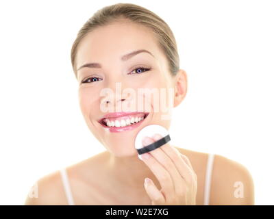 Make-up Beauty asiatische Frau Anwendung Powder Foundation auf dem Gesicht. Schöne gesunde Hautpflege Mädchen, machen sich bereit, die in den Außenspiegel auf weißem Hintergrund. Asiatische kaukasischen Modell. Stockfoto