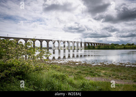 Royal Border Bridge, Berwick-upon-Tweed, entworfen von Robert Stevenson, mit einem Zug der East Coast Main Line-LNER Stockfoto