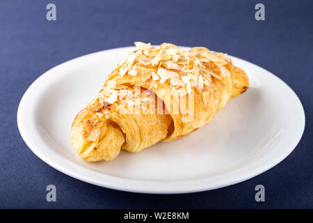 Frisch gebackene Croissants auf einem Teller. Leckeres Frühstück Stockfoto