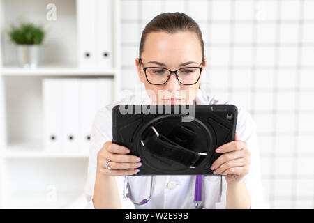 Tierarzt untersucht die Ergebnisse der Tests auf dem Tablet-PC. Close Up. Stockfoto