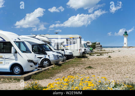 Motorhomes / Wohnmobile/Reisemobile entlang der französischen Küste geparkt bei Saint-Valery-en-Caux im Sommer, Seine-Maritime, Normandie, Frankreich Stockfoto