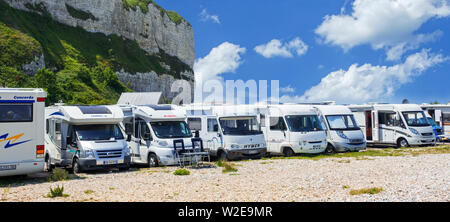 Motorhomes / Wohnmobile/Reisemobile entlang der französischen Küste geparkt bei Saint-Valery-en-Caux im Sommer, Seine-Maritime, Normandie, Frankreich Stockfoto