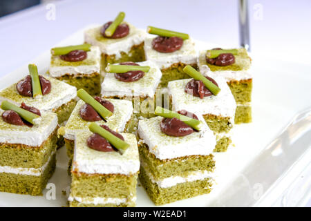 Grüner Tee Kuchen mit roten Bohnen Sauce auf bereit zu dienen. Stockfoto