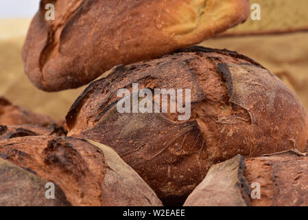 Frische Italienische knuspriges Brot für den Verkauf auf den Straßen von Neapel, Italien, Europa. Stockfoto