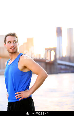 Sport Athleten suchen in New York City nach Running und Training Fitness Training im Freien in New York mit Brooklyn Bridge und Manhattan Skyline im Hintergrund. Passen männlich fitness Runner außerhalb. Stockfoto