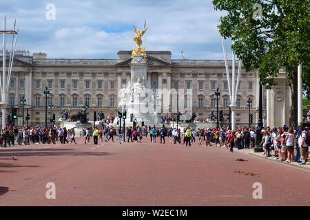 London, Großbritannien - 6. Juli 2019: Buckingham Palace, der Heimat der britischen königlichen Familie. Stockfoto