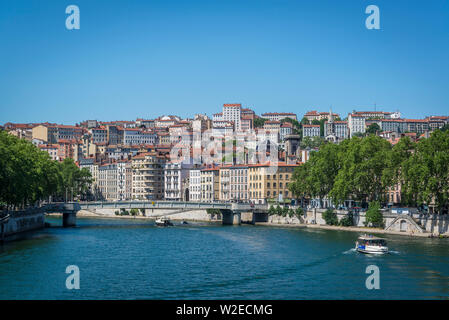Stadthäuser aus dem 19. Jahrhundert entlang des Ufers des Flusses Saône, Lyon, Frankreich Stockfoto