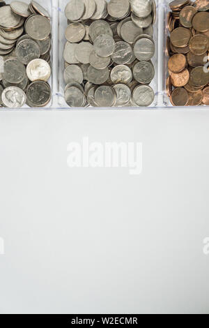 Isolierte organisierten lose Münze ändern auf der Oberseite, weißer Hintergrund, leer leere Zimmer Platz für Kopieren oder Text unten. Finanzielle Organisation Geld co Stockfoto