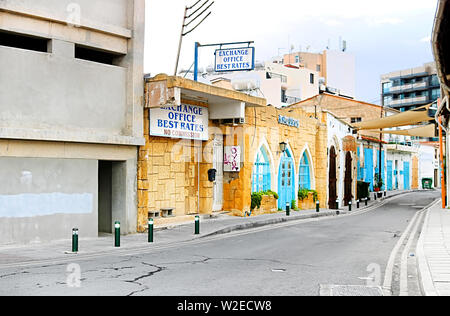 LARNACA, Zypern - 03. MÄRZ 2019: Blick auf die Straße in Larnaca mit Reisebüro, Wechselstube, etc. Stockfoto