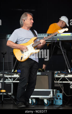 Trevor Horn und seine Band die 2019 Cornbury Festival, tolle Tew, Oxfordshire spielen Stockfoto