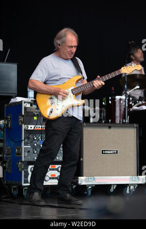 Trevor Horn und seine Band die 2019 Cornbury Festival, tolle Tew, Oxfordshire spielen Stockfoto