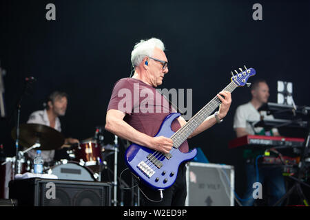 Trevor Horn und seine Band die 2019 Cornbury Festival, tolle Tew, Oxfordshire spielen Stockfoto