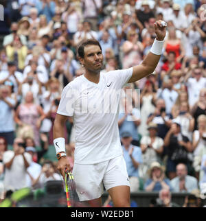 London, Großbritannien. 6. Juli, 2019. Rafael Nadal (ESP) feiert nach seinem Match gegen Jo-Wilfried Tsonga (FRA) in ihren Gentlemen's Singles dritte Runde passen. Credit: Andrew Patron/ZUMA Draht/Alamy leben Nachrichten Stockfoto