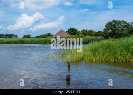 Foto mit Blick auf den Pavillon und einen Abschnitt einer Bucht mit hohen Gras in den Outer Banks von North Carolina. Stockfoto