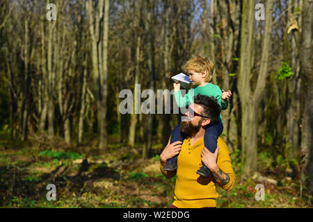 Freude ist ein Weg zur Freude. Vater Kind in Pleasure Park huckepack. Vater und Sohn verbringen die Zeit zusammen. Stockfoto