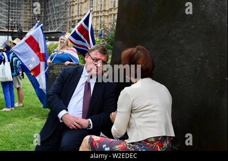 Mark Francois MP für Rayleigh und Wickford. Stellvertretender Vorsitzender der Europäischen Forschung Gruppe interviewte auf College Green von Annette Dittert. Houses of Parliament, Westminster, London. Großbritannien Stockfoto