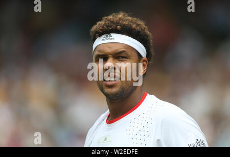 London, Großbritannien. 6. Juli, 2019. Jo-Wilfried Tsonga (FRA) während seinem Match gegen Rafael Nadal (ESP) in ihren Gentlemen's Singles dritte Runde passen. Credit: Andrew Patron/ZUMA Draht/Alamy leben Nachrichten Stockfoto