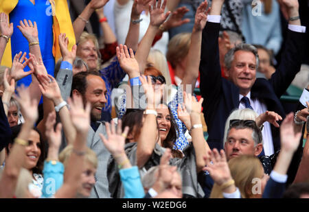 Pippa Matthews und James Middleton Teil in einer Mexikanischen Welle in der Königsloge des Center Court am Tag sieben der Wimbledon Championships in der All England Lawn Tennis und Croquet Club, Wimbledon. Stockfoto