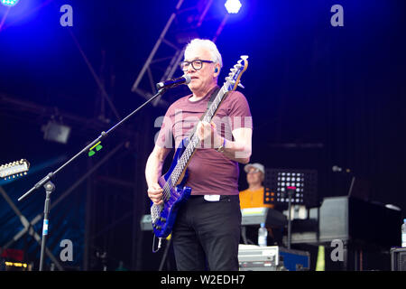 Trevor Horn und seine Band die 2019 Cornbury Festival, tolle Tew, Oxfordshire spielen Stockfoto