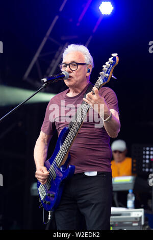 Trevor Horn und seine Band die 2019 Cornbury Festival, tolle Tew, Oxfordshire spielen Stockfoto