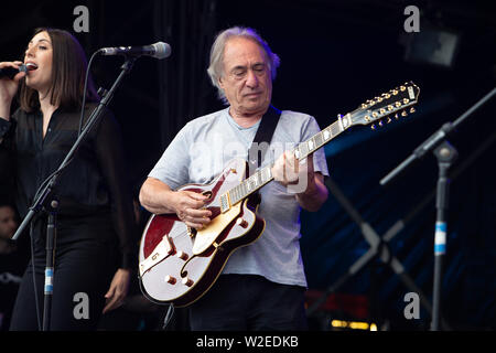 Trevor Horn und seine Band die 2019 Cornbury Festival, tolle Tew, Oxfordshire spielen Stockfoto