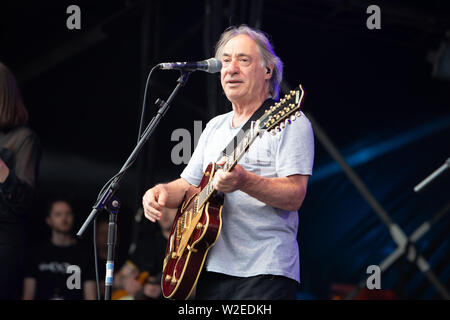 Trevor Horn und seine Band die 2019 Cornbury Festival, tolle Tew, Oxfordshire spielen Stockfoto