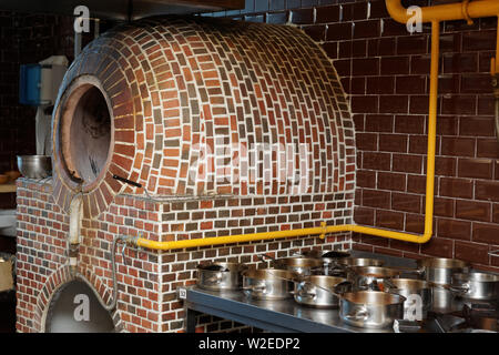 Vertikale gas Tandoor Ofen in der traditionellen orientalischen Küche Stockfoto