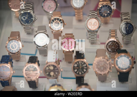 Uhren zum Verkauf an. Uhrenkollektion auf Lager. Mode Accessoires und Design. Gabe und Gegenwart. Shopping und Einkauf. Stockfoto