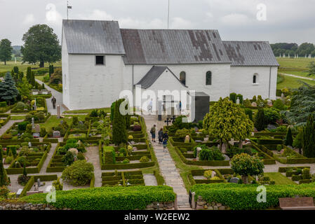 Jelling, Dänemark - 20. Juni 2019: Die Leute, die die Kirche von Jelling auf der Viking archäologische Stätte in Dänemark Stockfoto