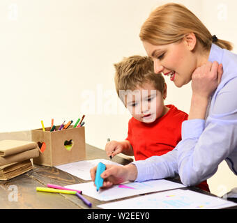 Lehrer nicht nur ihre Sache, sondern Liebe die Freude mit den Studenten zu teilen Liebe, Dozent diskutieren architektonische Probleme mit Studenten während des Workshops, Stockfoto