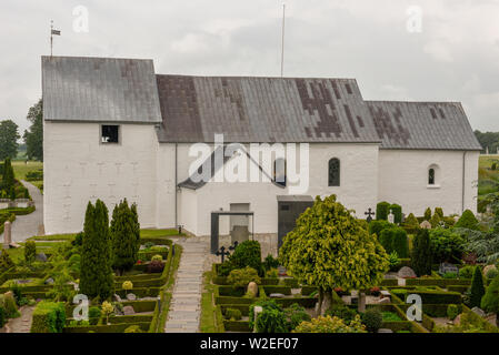 Jelling, Dänemark - 20. Juni 2019: Die Leute, die die Kirche von Jelling auf der Viking archäologische Stätte in Dänemark Stockfoto