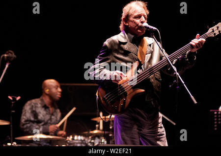 Legendären Bassist Jack Bruce (1943-2014), live spielen im Jahr 2012 Stockfoto