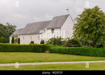 Jelling, Dänemark - 20. Juni 2019: Die Leute, die die Kirche von Jelling auf der Viking archäologische Stätte in Dänemark Stockfoto