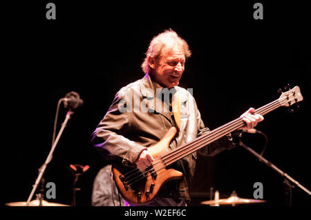 Legendären Bassist Jack Bruce (1943-2014), live spielen im Jahr 2012 Stockfoto