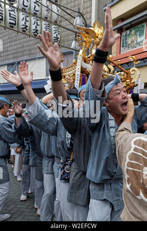 Tokio, Japan, 18. Mai 2019: Sanja Matsuri ist einer der großen Shinto Festivals von Tokio und ist im Mai, in Asakusa Viertel, um Senso-ji Temp Stockfoto