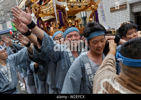 Tokio, Japan, 18. Mai 2019: Sanja Matsuri ist einer der großen Shinto Festivals von Tokio und ist im Mai, in Asakusa Viertel, um Senso-ji Temp Stockfoto