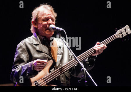 Legendären Bassist Jack Bruce (1943-2014), live spielen im Jahr 2012 Stockfoto