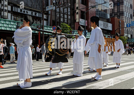 Tokio, Japan, 19. Mai 2019: Sanja Matsuri ist einer der großen Shinto Festivals von Tokio und ist im Mai, in Asakusa Viertel, um Senso-ji Temp Stockfoto