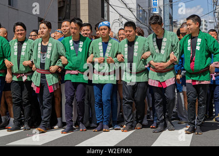 Tokio, Japan, 19. Mai 2019: Sanja Matsuri ist einer der großen Shinto Festivals von Tokio und ist im Mai, in Asakusa Viertel, um Senso-ji Temp Stockfoto