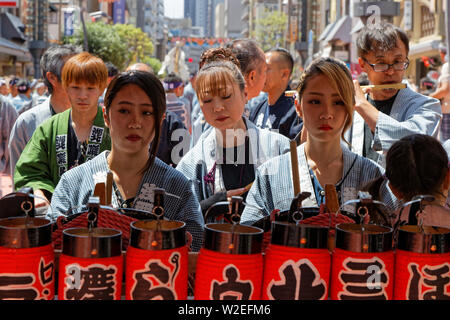 Tokio, Japan, 19. Mai 2019: Sanja Matsuri ist einer der großen Shinto Festivals von Tokio und ist im Mai, in Asakusa Viertel, um Senso-ji Temp Stockfoto