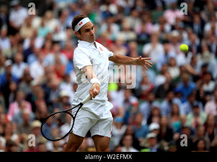 Roger Federer auf dem Weg zum Sieg über Matteo Berrettini an Tag 7 der Wimbledon Championships in der All England Lawn Tennis und Croquet Club, Wimbledon. Stockfoto