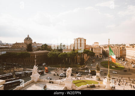 Rom, Italien, 19. Juni 2018: Panoramablick auf der Piazza Venezia und Stadt von Vittorio Emanuele II Monument, das auch als das Viktor-emanuel-in Rom bekannt. Luftverkehr Stockfoto