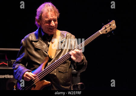 Legendären Bassist Jack Bruce (1943-2014), live spielen im Jahr 2012 Stockfoto