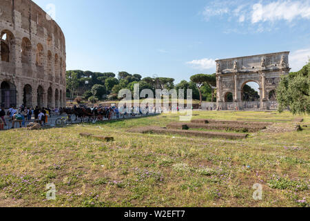 Rom, Italien, 20. Juni 2018: Triumphbogen des Konstantin in Rom, zwischen dem Kolosseum und dem Palatin Hügel Stockfoto