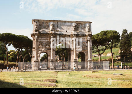 Rom, Italien, 20. Juni 2018: Triumphbogen des Konstantin in Rom, zwischen dem Kolosseum und dem Palatin Hügel Stockfoto